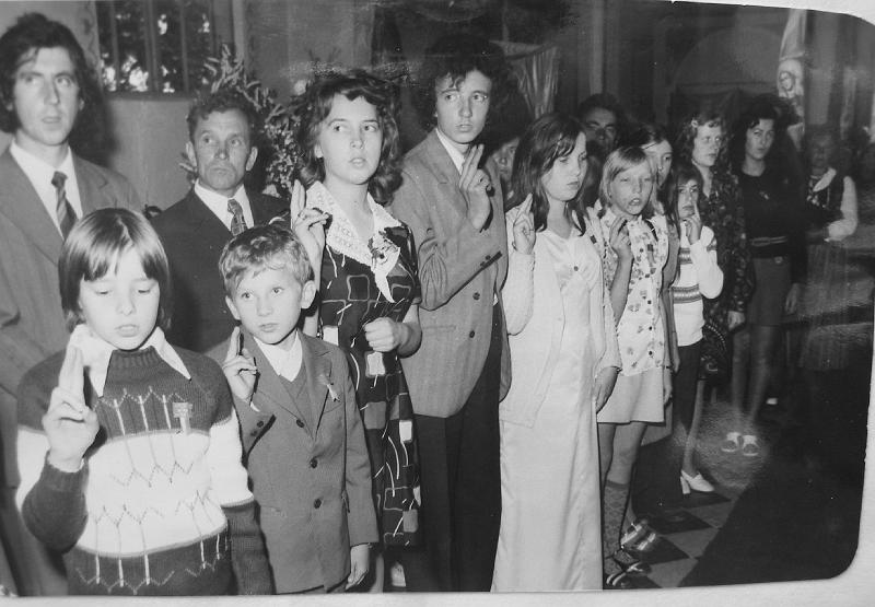 parafia polskokatolicka 1_39.jpg - Rok 1975. Uroczystości związane z 50. rocznicą istnienia  parafii - bierzmowanie